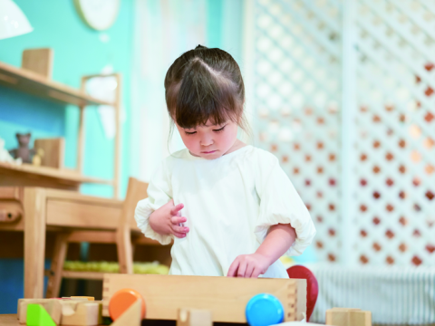 女の子が積み木で遊ぶ写真